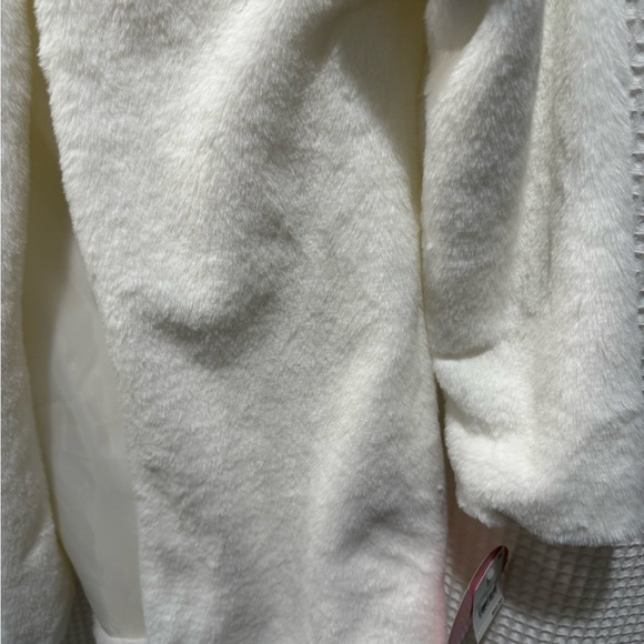 NWT Elegant White Kids Faux Fur Coat - Picture 4 of 6
